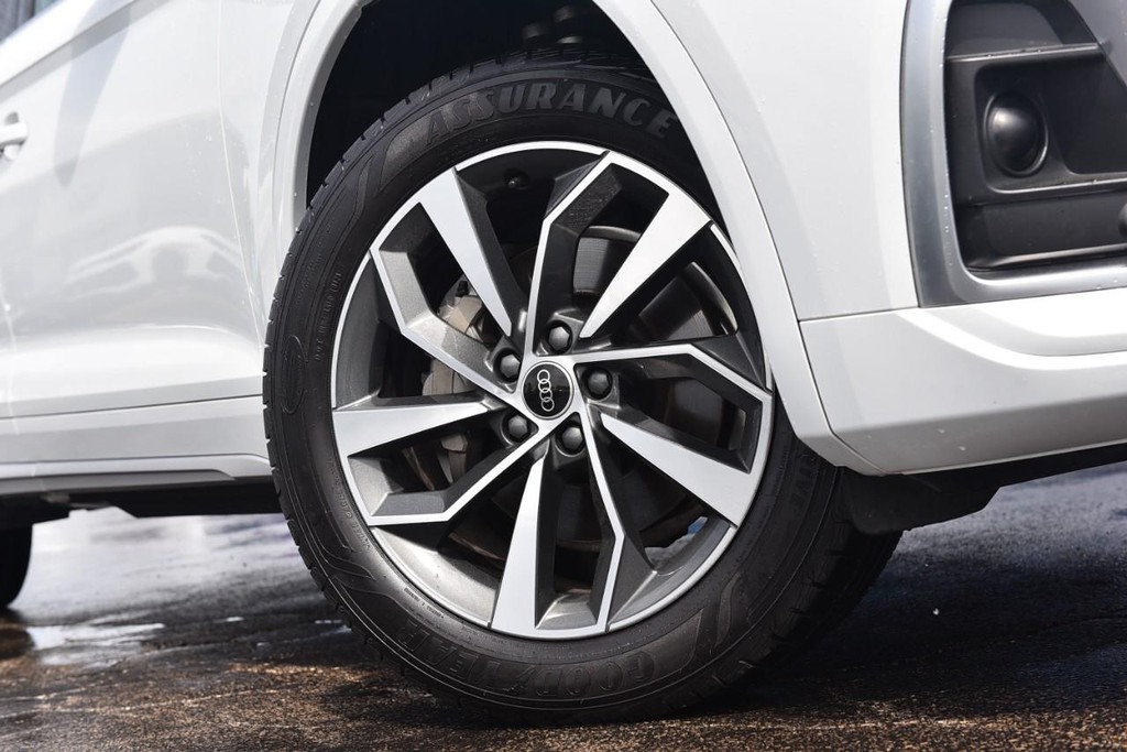 Audi Q5 Vehicle Full-screen Gallery Image 03