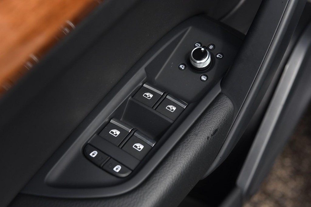 Audi Q5 Vehicle Full-screen Gallery Image 08