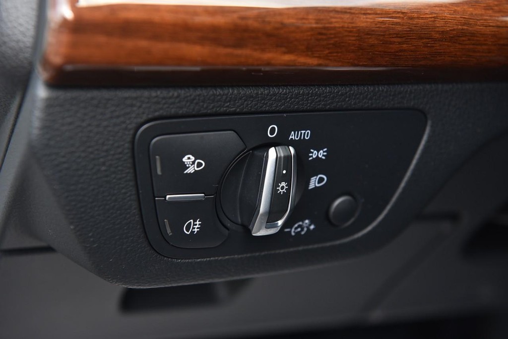 Audi Q5 Vehicle Full-screen Gallery Image 12