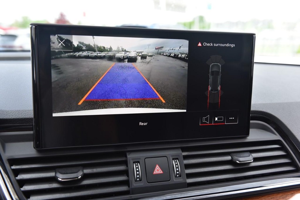 Audi Q5 Vehicle Full-screen Gallery Image 14