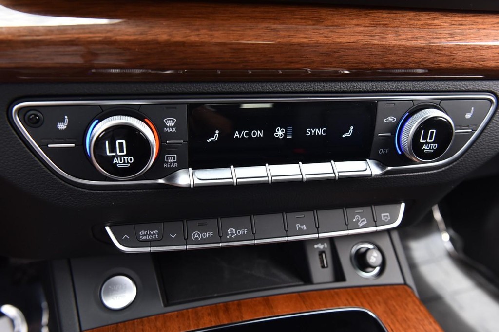 Audi Q5 Vehicle Full-screen Gallery Image 16