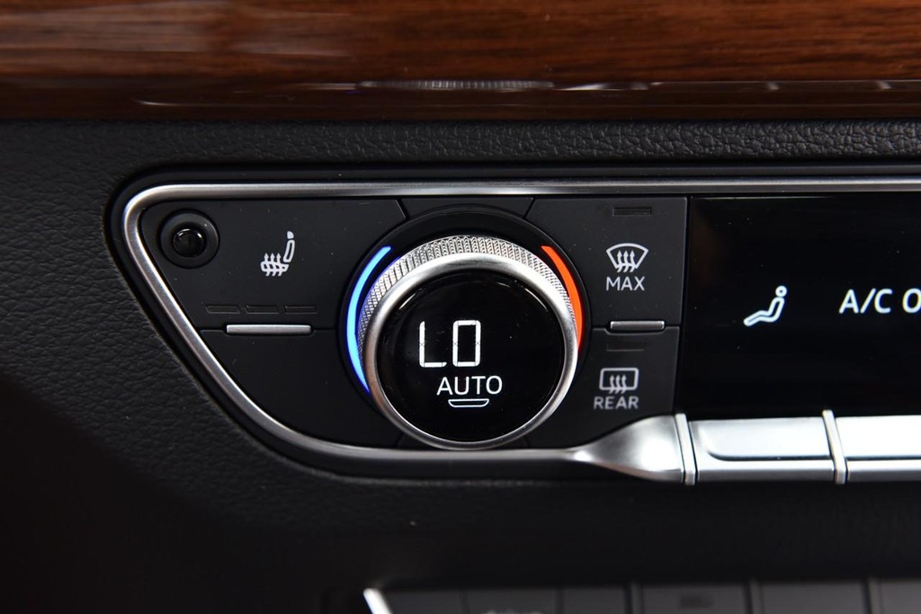 Audi Q5 Vehicle Full-screen Gallery Image 17