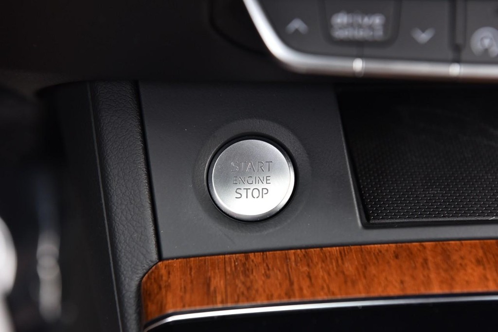 Audi Q5 Vehicle Full-screen Gallery Image 18