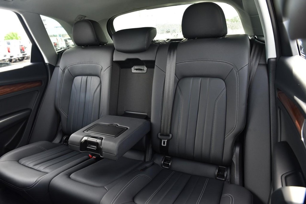 Audi Q5 Vehicle Full-screen Gallery Image 23