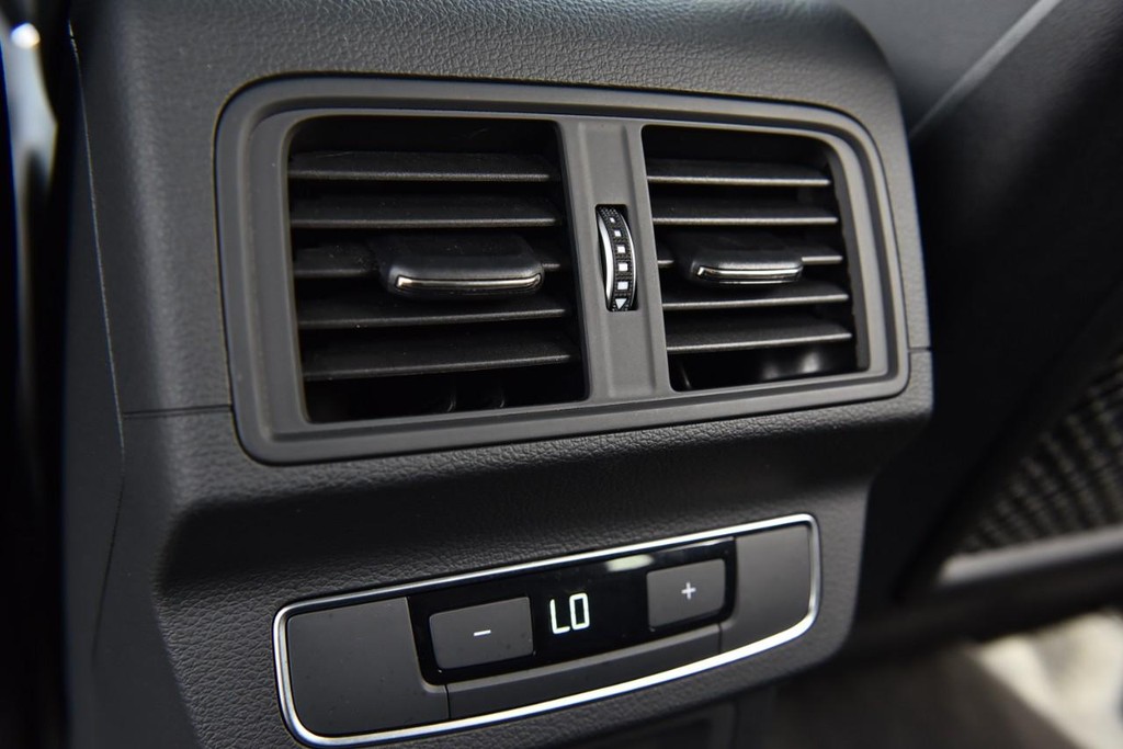 Audi Q5 Vehicle Full-screen Gallery Image 24