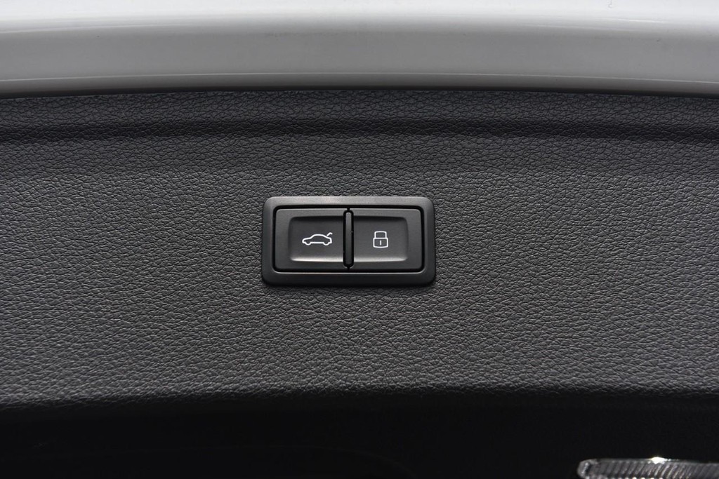 Audi Q5 Vehicle Full-screen Gallery Image 27