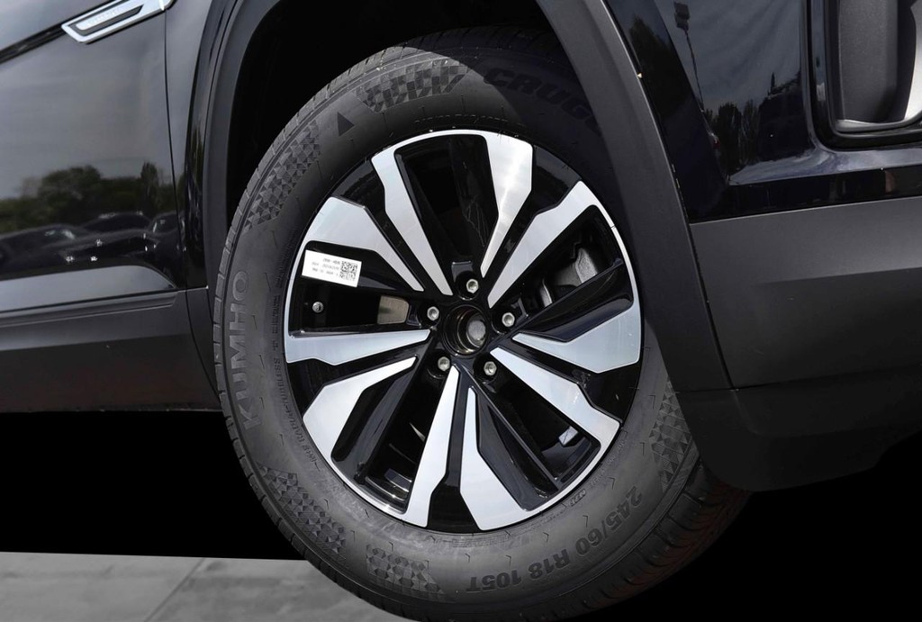 Volkswagen Atlas Cross Sport Vehicle Full-screen Gallery Image 3