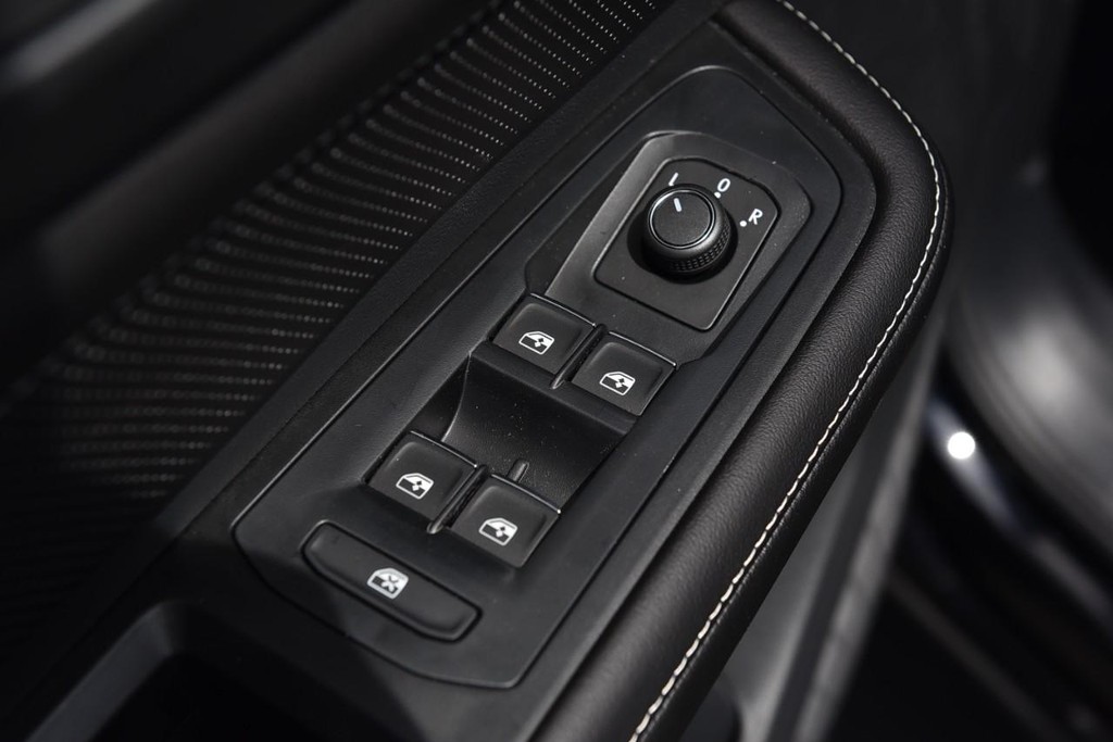 Volkswagen Atlas Cross Sport Vehicle Full-screen Gallery Image 8
