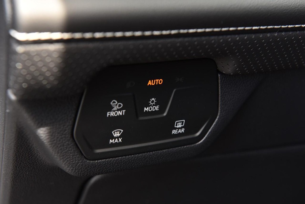 Volkswagen Atlas Cross Sport Vehicle Full-screen Gallery Image 10