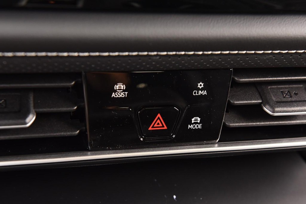 Volkswagen Atlas Cross Sport Vehicle Full-screen Gallery Image 14