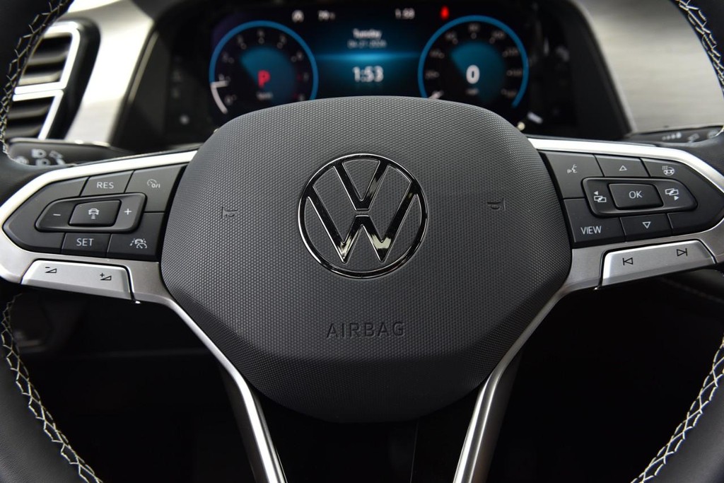 Volkswagen Atlas Cross Sport Vehicle Full-screen Gallery Image 17