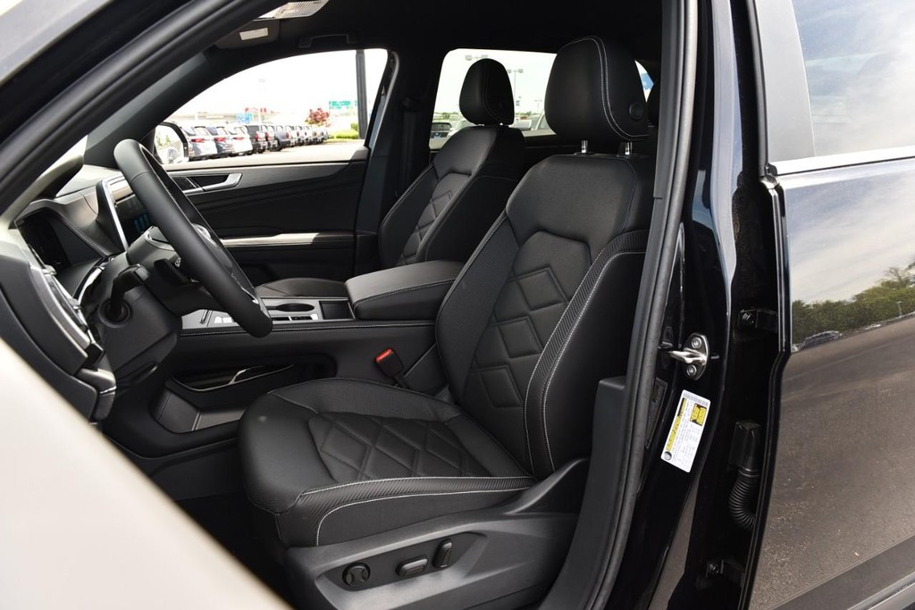 Volkswagen Atlas Cross Sport Vehicle Full-screen Gallery Image 18