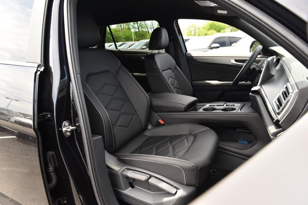 Volkswagen Atlas Cross Sport Vehicle Full-screen Gallery Image 19
