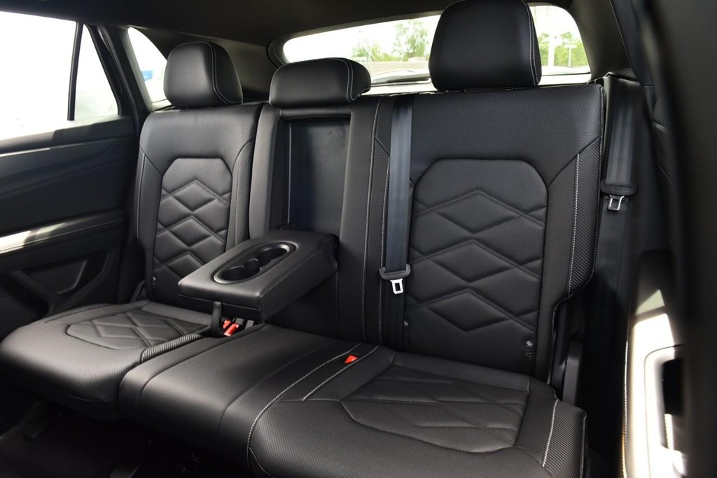 Volkswagen Atlas Cross Sport Vehicle Full-screen Gallery Image 20