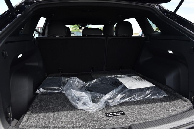 Volkswagen Atlas Cross Sport Vehicle Image 23