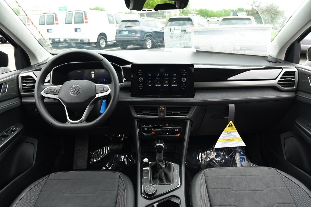 Volkswagen Taos Vehicle Full-screen Gallery Image 7