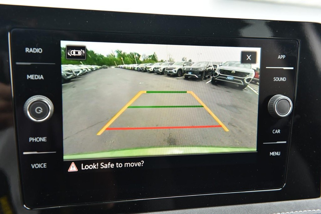 Volkswagen Taos Vehicle Full-screen Gallery Image 12