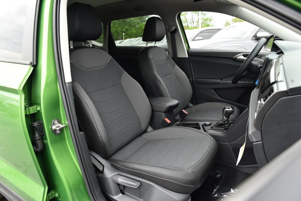 Volkswagen Taos Vehicle Full-screen Gallery Image 21