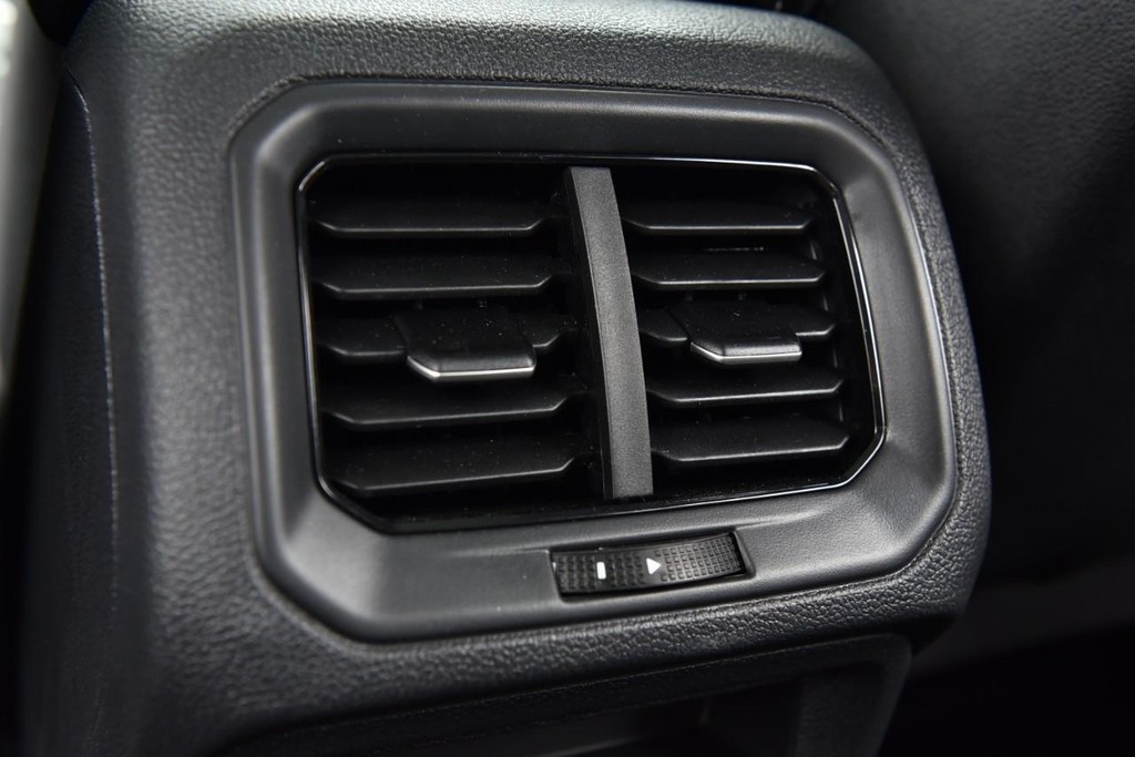 Volkswagen Taos Vehicle Full-screen Gallery Image 24