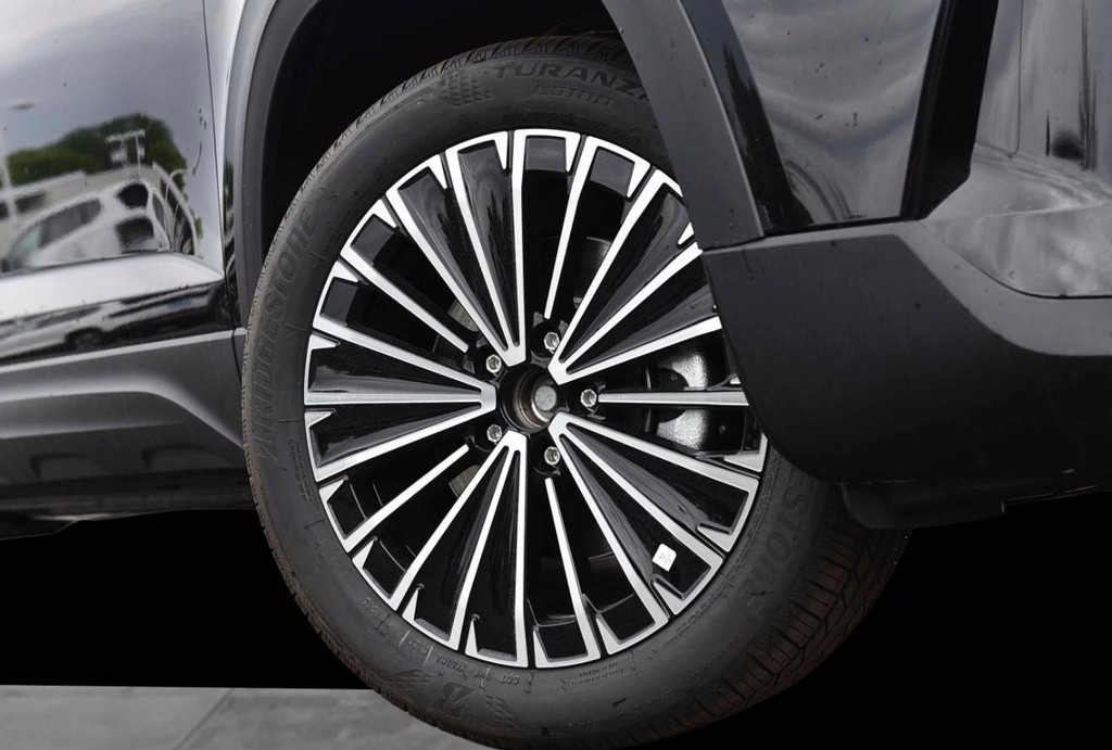Volkswagen Taos Vehicle Full-screen Gallery Image 3