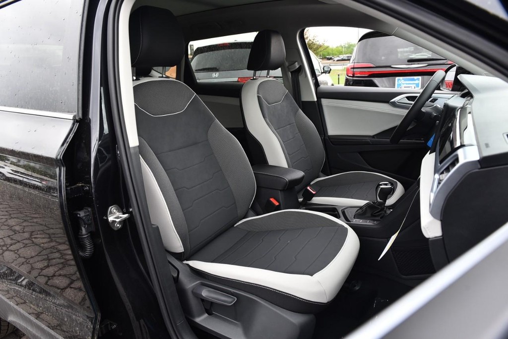 Volkswagen Taos Vehicle Full-screen Gallery Image 20