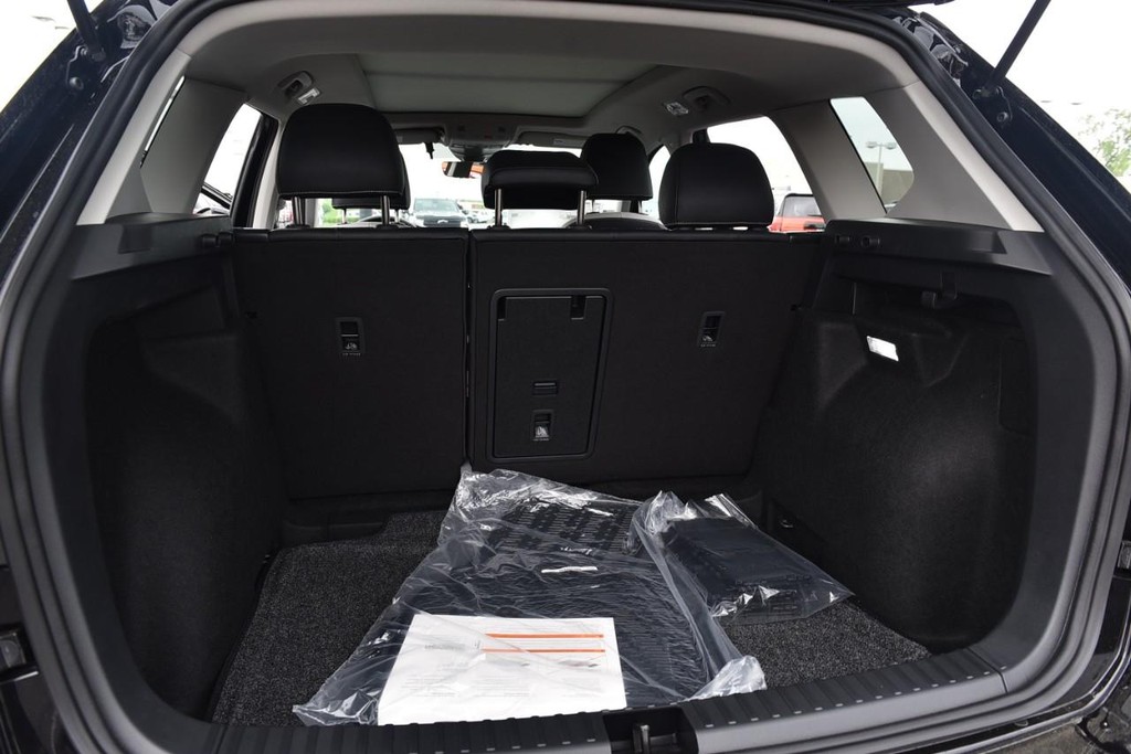 Volkswagen Taos Vehicle Full-screen Gallery Image 25