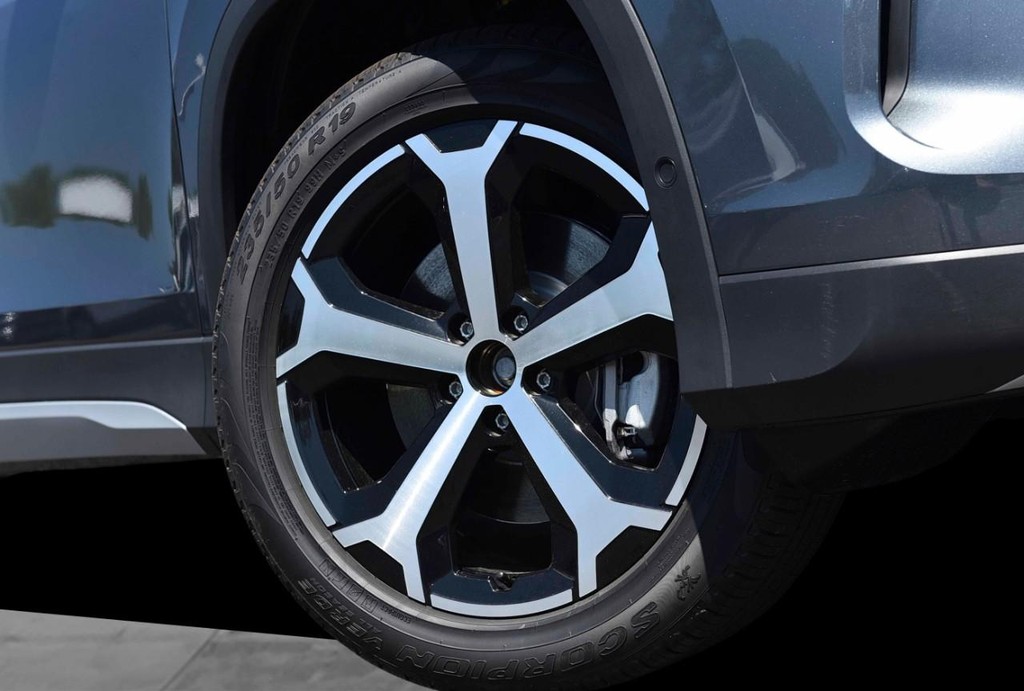 Volkswagen Tiguan Vehicle Full-screen Gallery Image 3