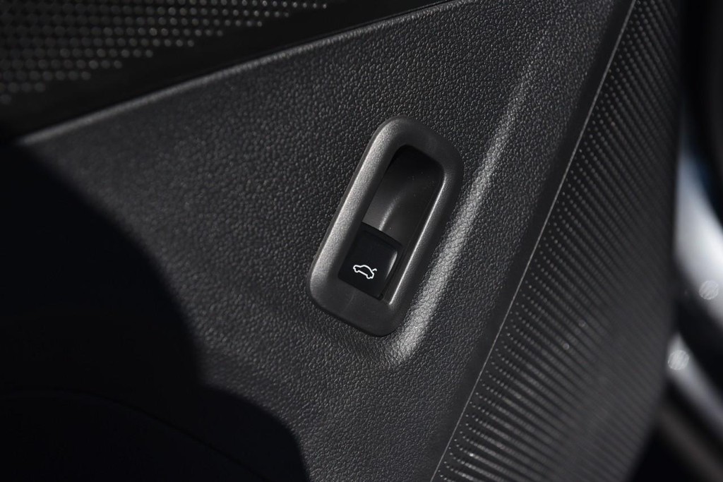 Volkswagen Tiguan Vehicle Full-screen Gallery Image 9