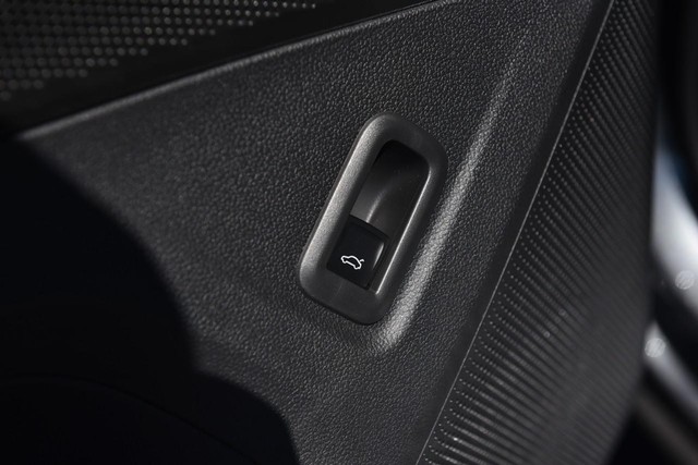 Volkswagen Tiguan Vehicle Image 09