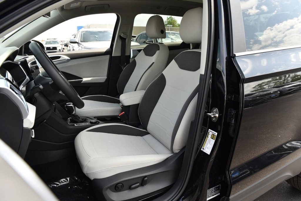 Volkswagen Taos Vehicle Full-screen Gallery Image 20
