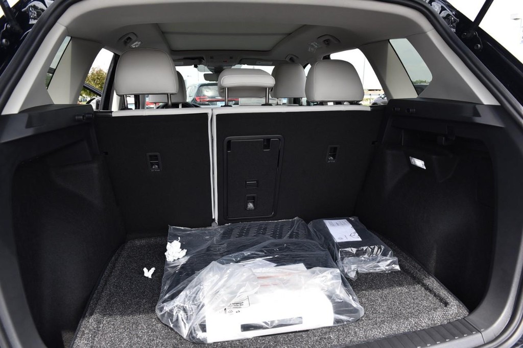 Volkswagen Taos Vehicle Full-screen Gallery Image 26