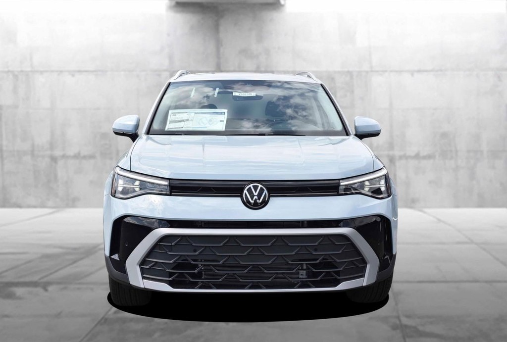 Volkswagen Taos Vehicle Full-screen Gallery Image 4