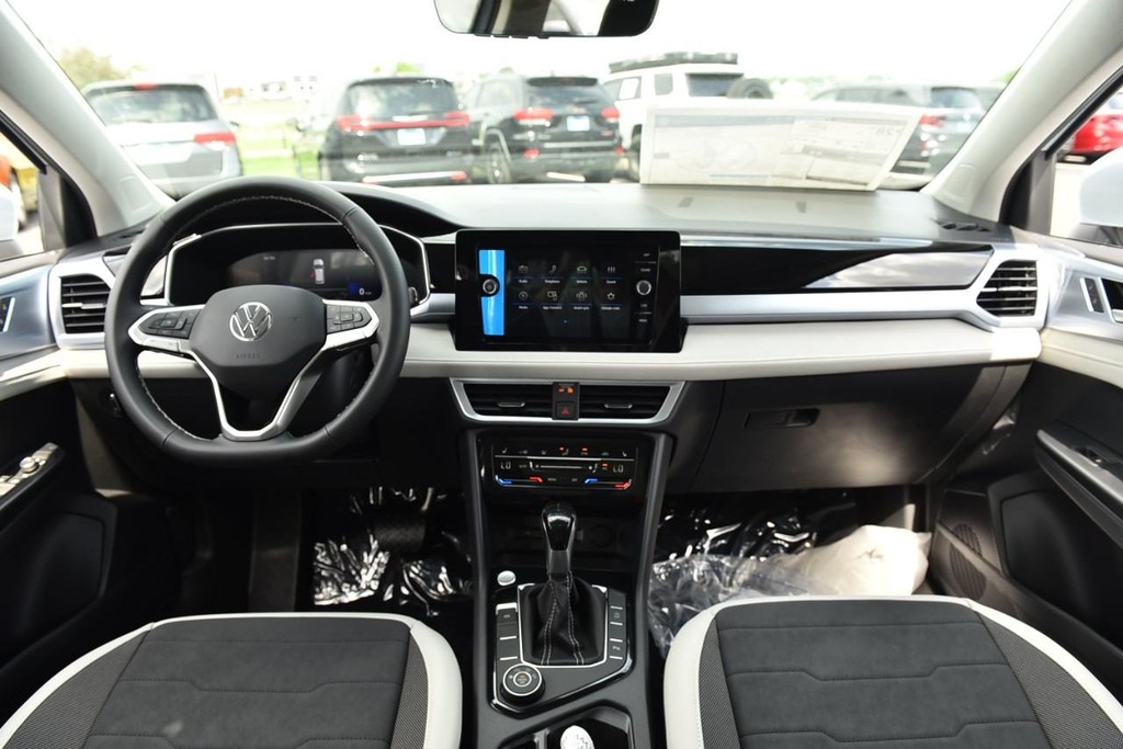 Volkswagen Taos Vehicle Full-screen Gallery Image 7
