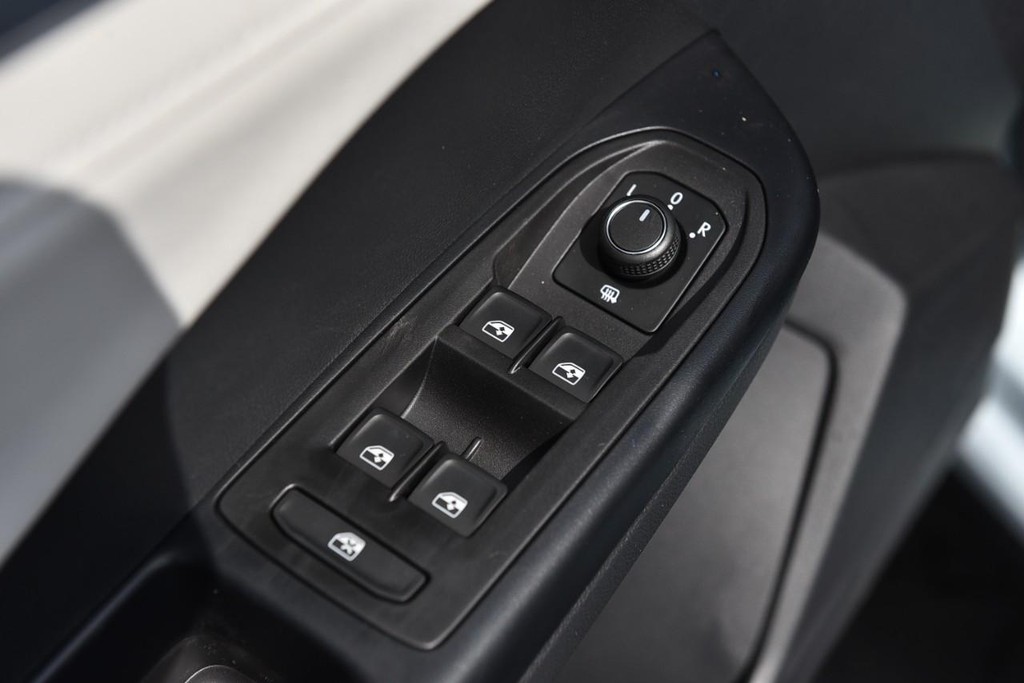 Volkswagen Taos Vehicle Full-screen Gallery Image 8