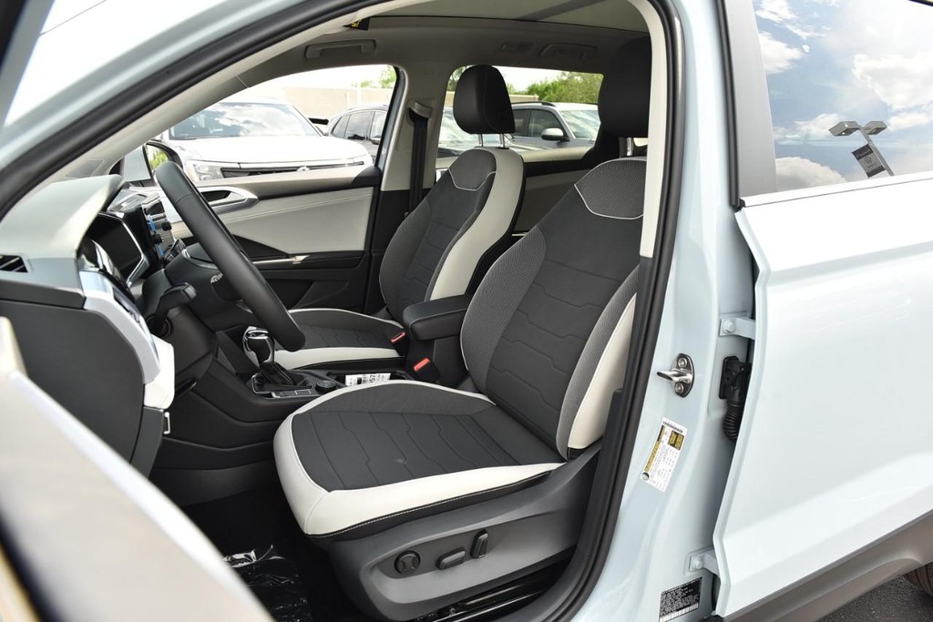 Volkswagen Taos Vehicle Full-screen Gallery Image 20