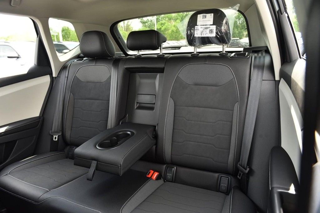 Volkswagen Taos Vehicle Full-screen Gallery Image 23