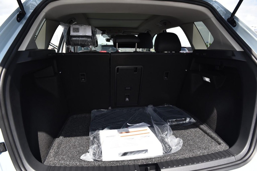 Volkswagen Taos Vehicle Full-screen Gallery Image 26
