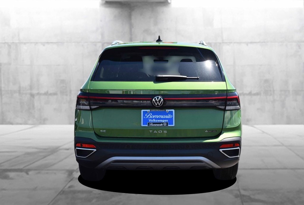 Volkswagen Taos Vehicle Full-screen Gallery Image 6