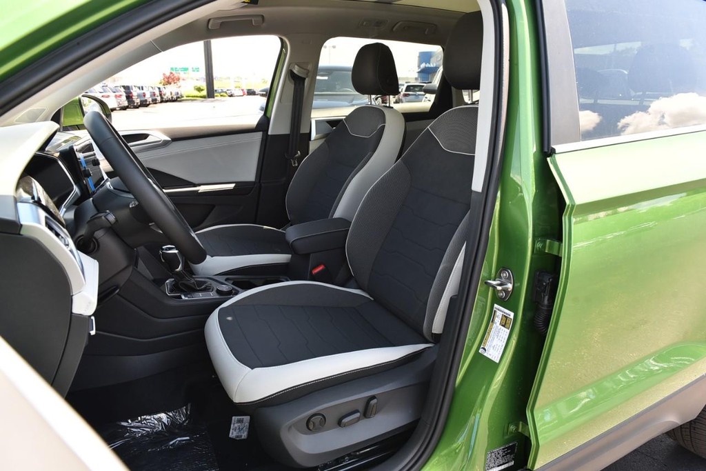 Volkswagen Taos Vehicle Full-screen Gallery Image 20