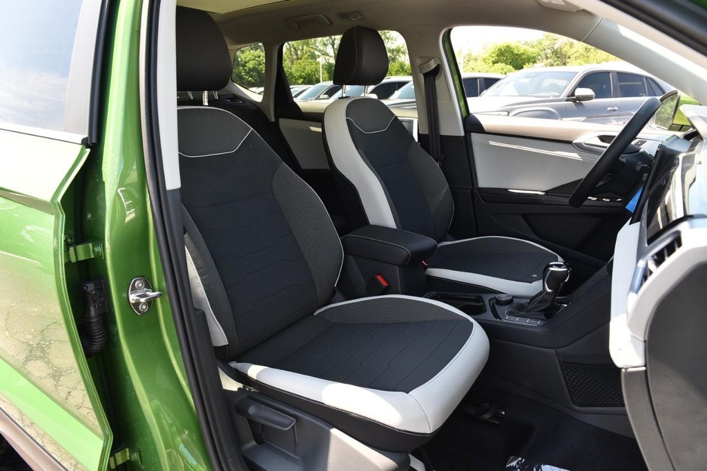 Volkswagen Taos Vehicle Full-screen Gallery Image 21