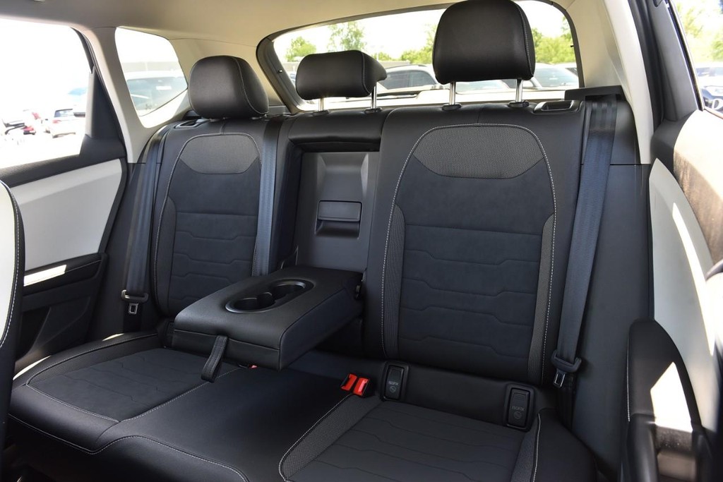 Volkswagen Taos Vehicle Full-screen Gallery Image 23
