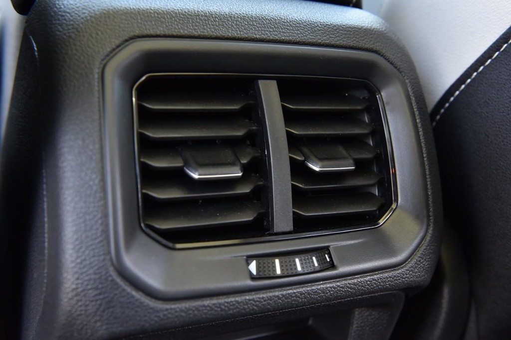 Volkswagen Taos Vehicle Full-screen Gallery Image 24