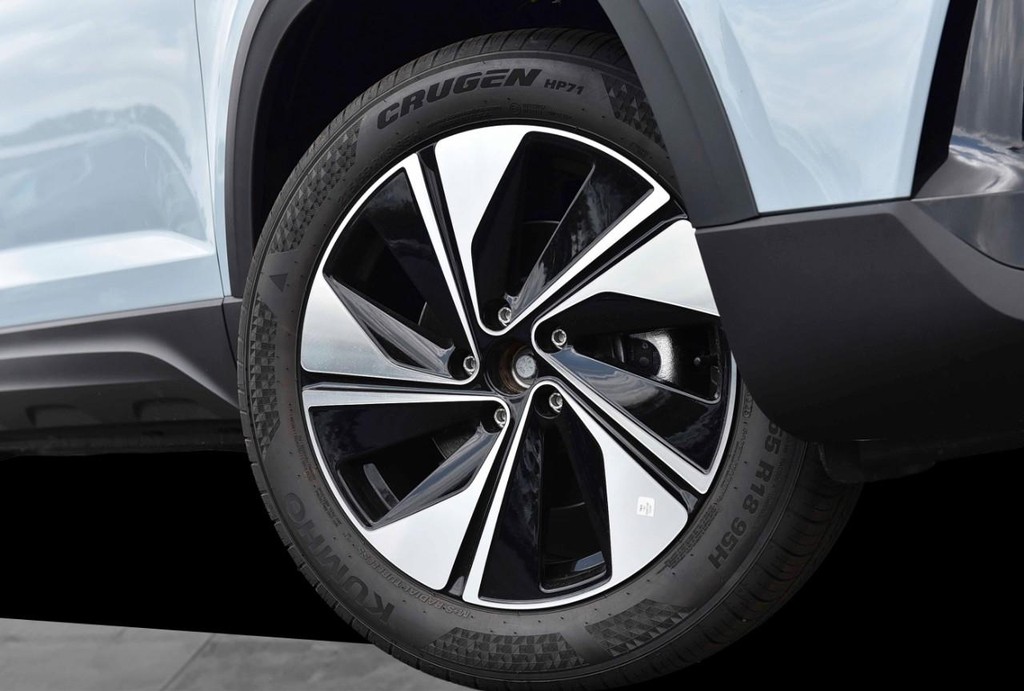 Volkswagen Taos Vehicle Full-screen Gallery Image 3