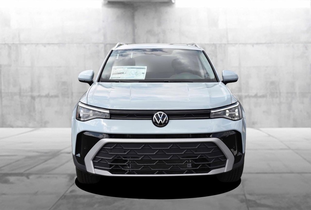 Volkswagen Taos Vehicle Full-screen Gallery Image 4