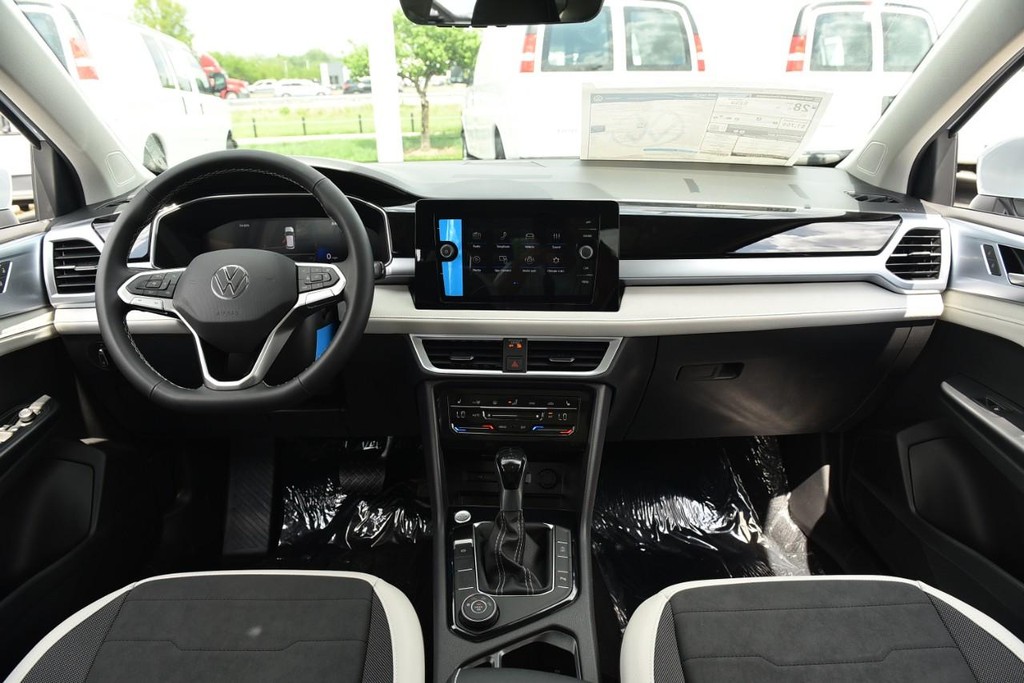 Volkswagen Taos Vehicle Full-screen Gallery Image 7