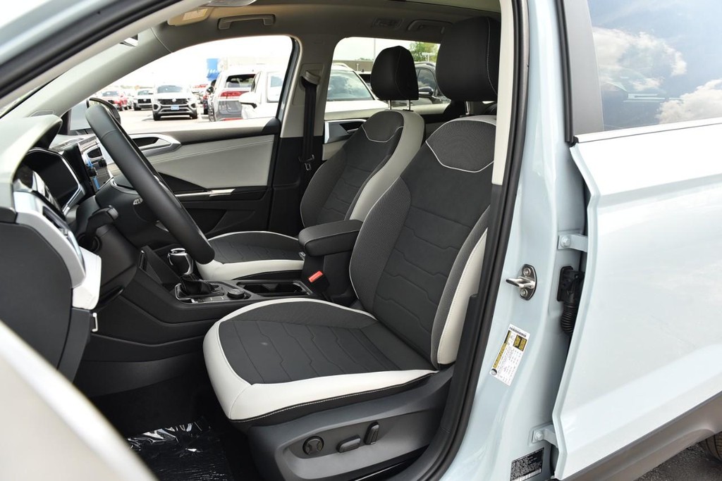 Volkswagen Taos Vehicle Full-screen Gallery Image 20