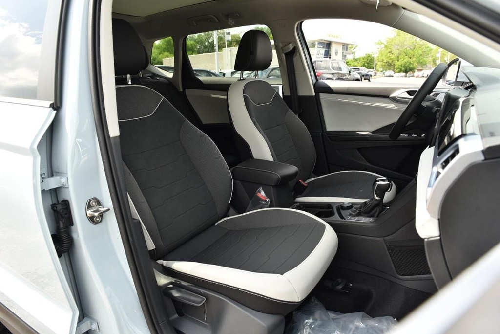 Volkswagen Taos Vehicle Full-screen Gallery Image 21