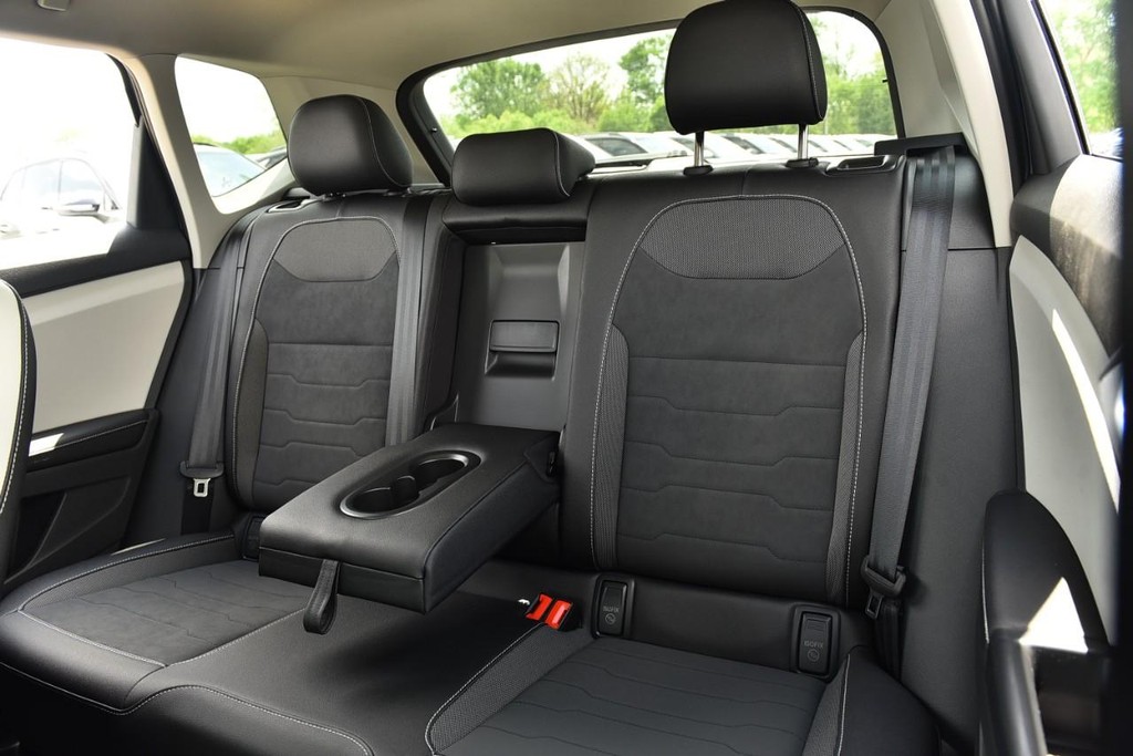 Volkswagen Taos Vehicle Full-screen Gallery Image 23