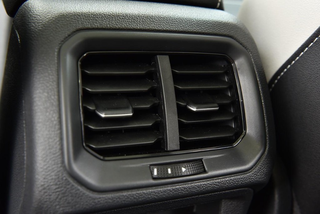 Volkswagen Taos Vehicle Full-screen Gallery Image 24