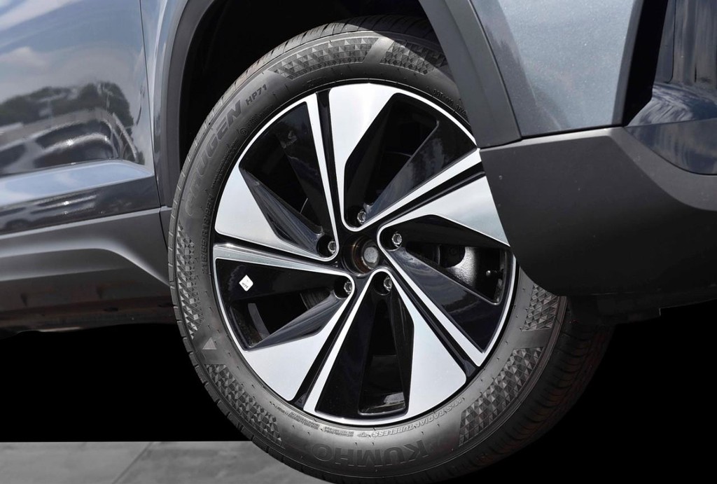 Volkswagen Taos Vehicle Full-screen Gallery Image 3